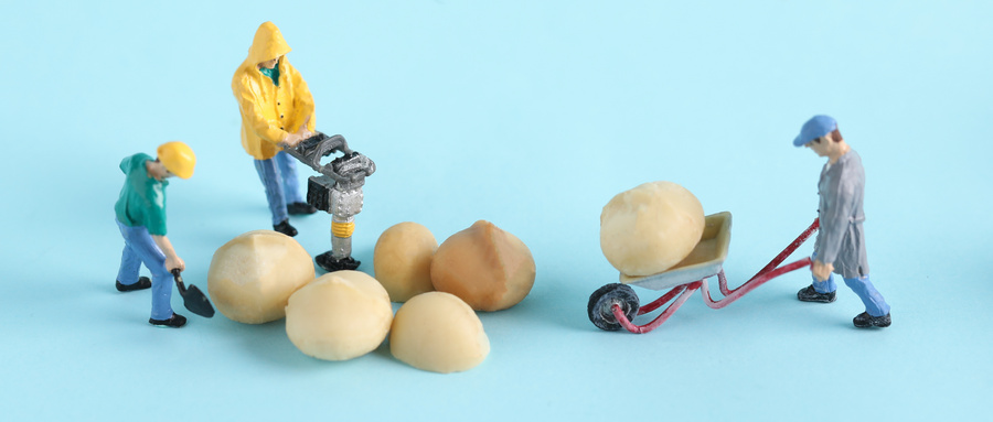 1640598192917391.jpg 摄图网_501282015_wx_创意微距劳动小人(非企业商用).jpg