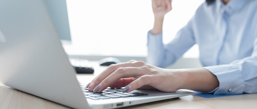 1646983572339816.jpg 摄图网_500709615_wx_正在打字使用电脑工作手部特写(非企业商用).jpg