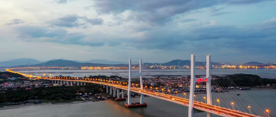 摄图网_501642242_wx_航拍入夜的厦漳大桥（非企业商用）.jpg