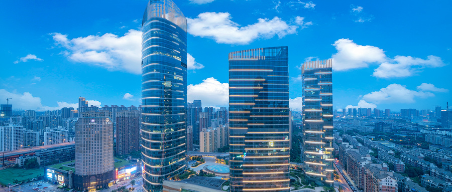 1656241612490562.jpg 摄图网_501361455_wx_蓝天白云下的城市购物中心(非企业商用).jpg