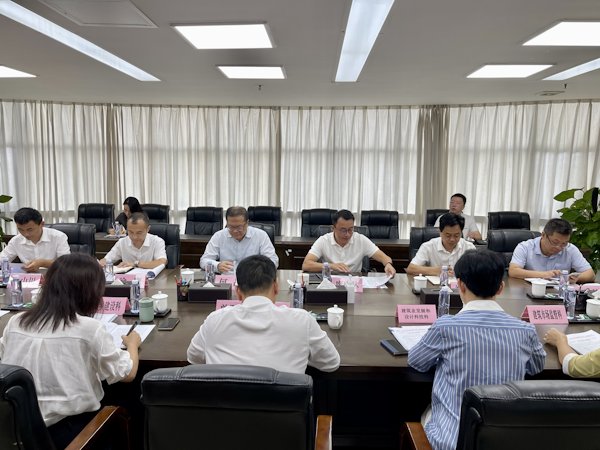 02 市“百千万工程”指挥办调研团队与市城镇建设专班进行在会上进行交流探讨(1).jpg