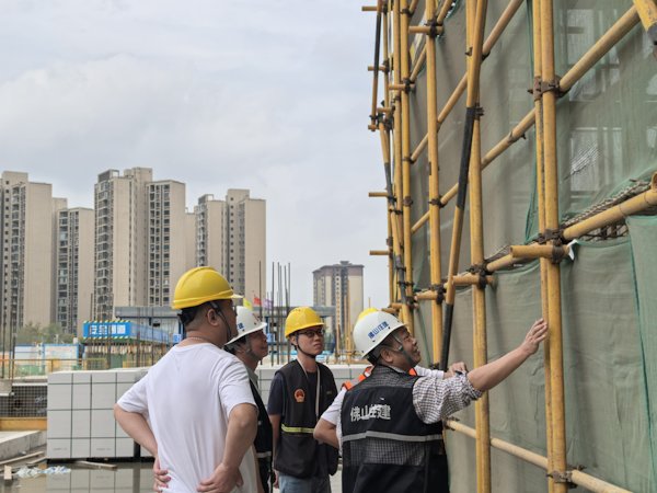 在工地现场开展“带案教学”.jpg
