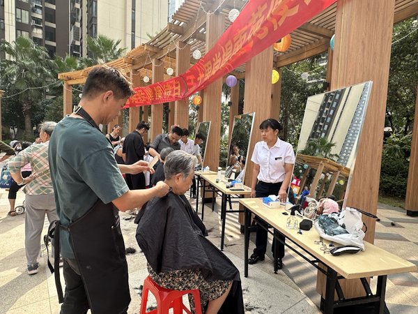 【图5】时间：10月12日，地点：南海区里水镇宏宇天御江畔小区物业广场，拍摄人：佛山传媒，内容：义务剪发.jpg