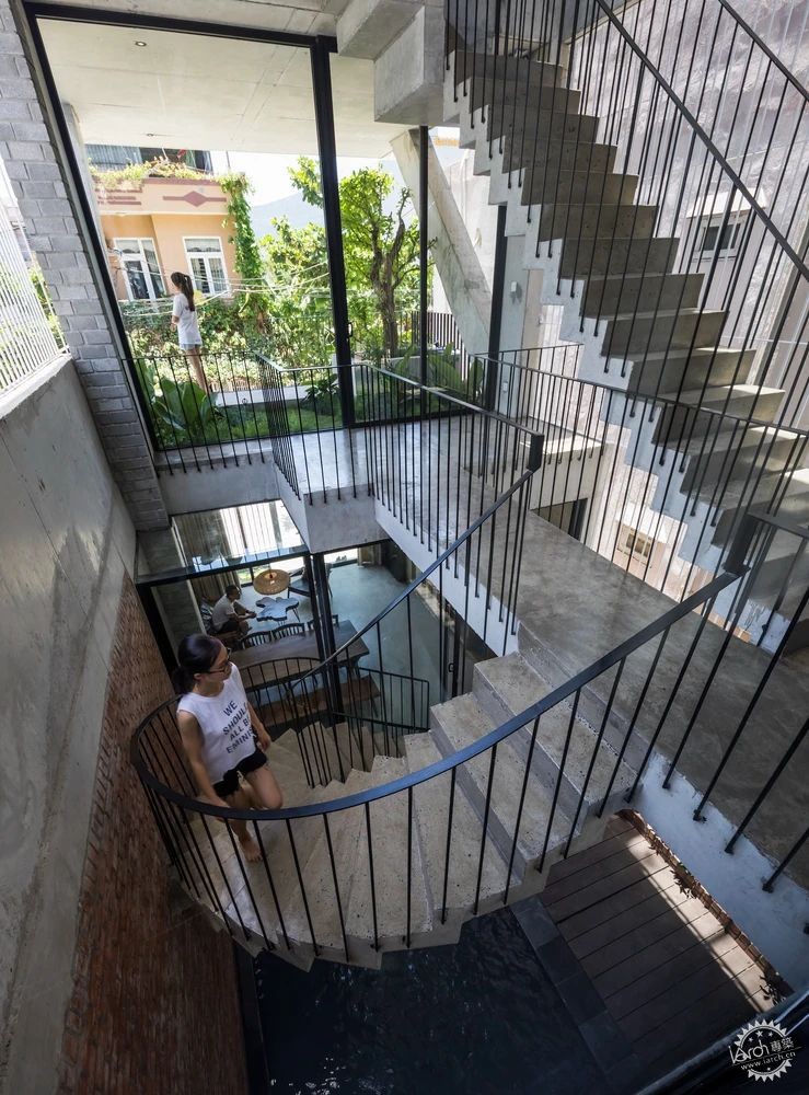乐高灵感碰撞混凝土，狭小地块上建大房子第13张图片