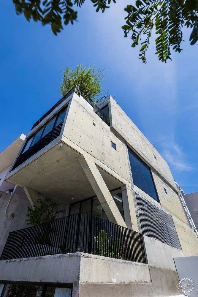 乐高灵感碰撞混凝土，狭小地块上建大房子第5张图片