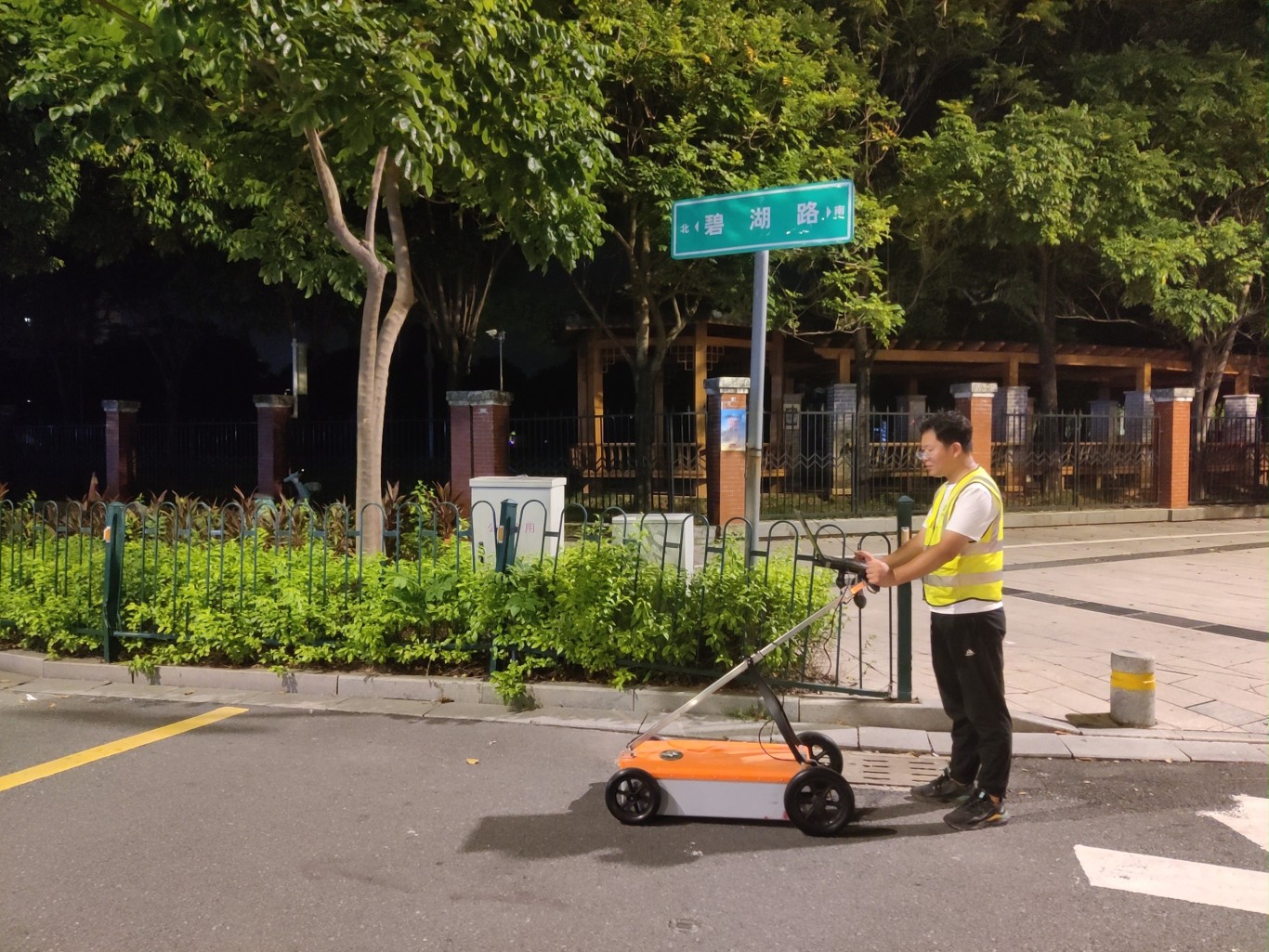 市政设施维护不停歇,保障群众“脚下安全” 市政设施维护不停歇,保障群众“脚下安全”