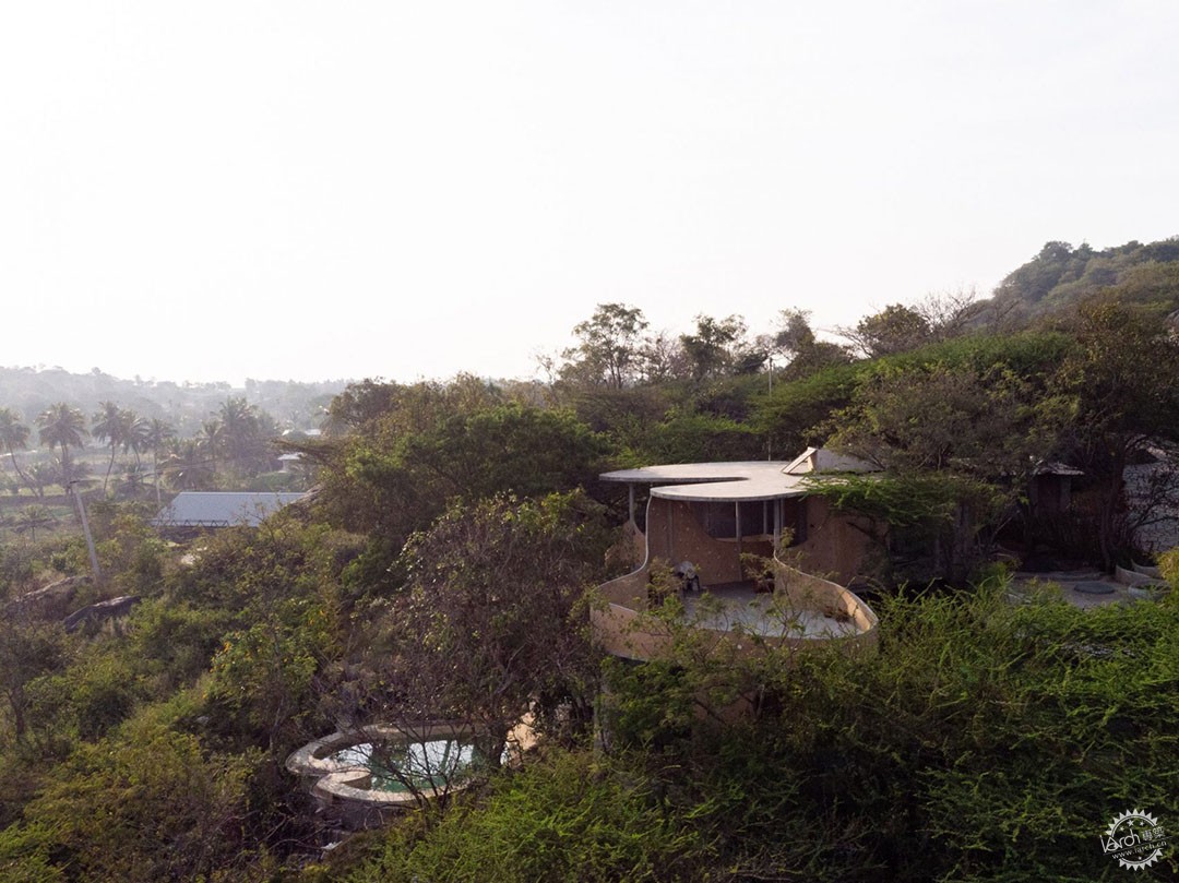 印度这栋会“绕路”的泥巴豪宅把森林搬进了卧室和浴室！为了树和石头拐了好几个弯！第2张图片