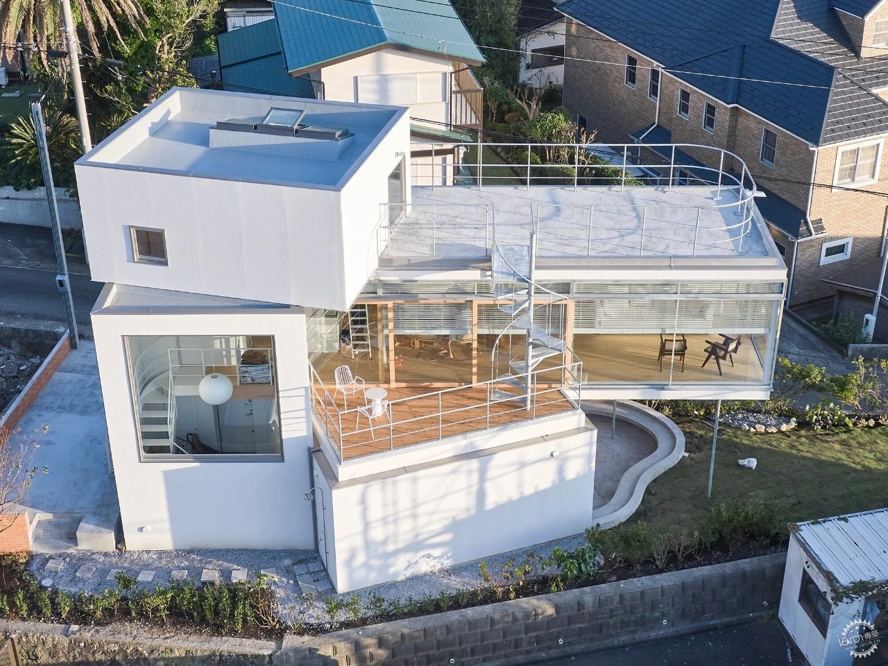 270°海景竟靠“偷”？建筑师拆解狭长坡地困局第1张图片