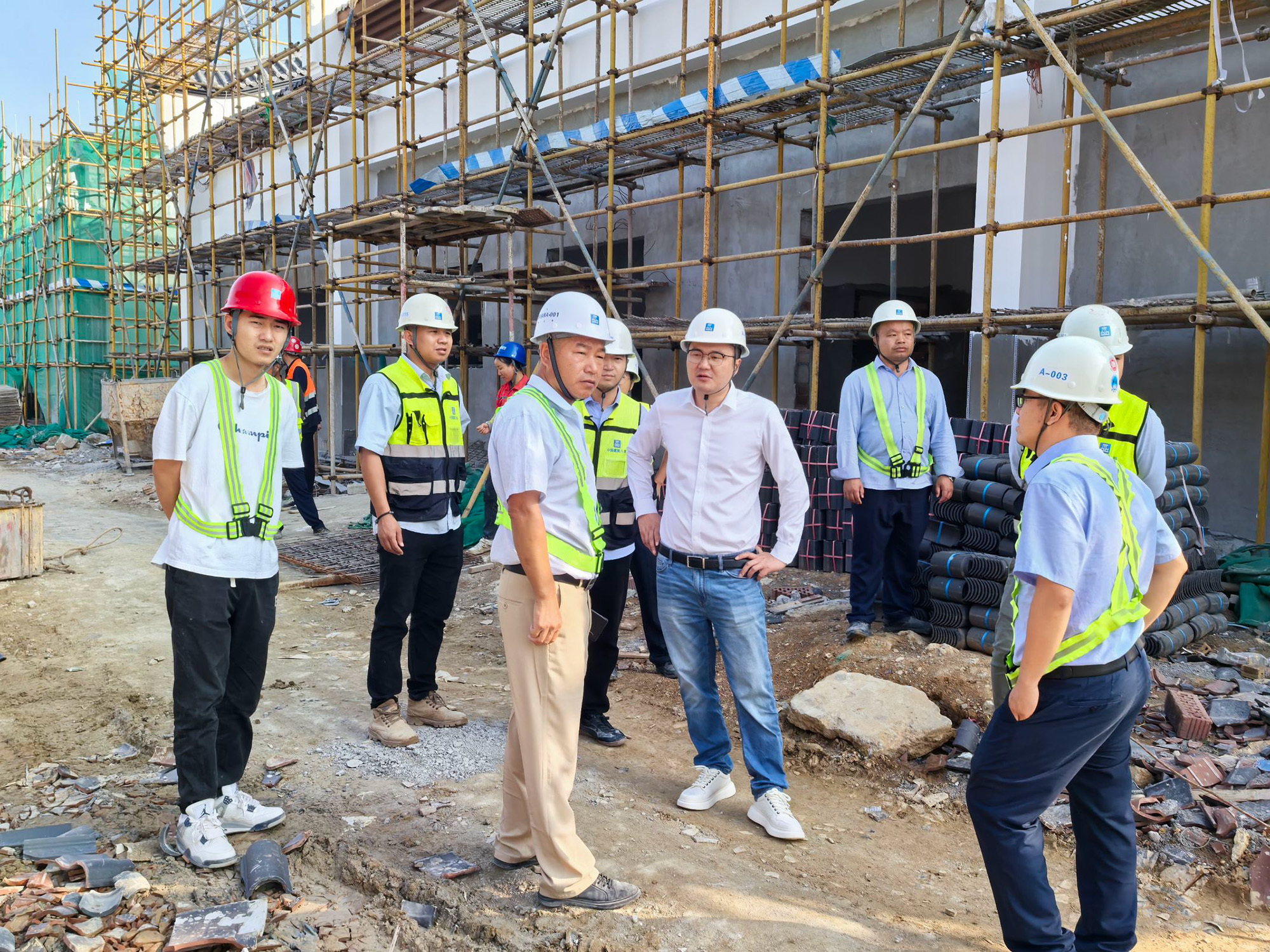 P2000罗志在项目现场视察工程进度(换图).jpg