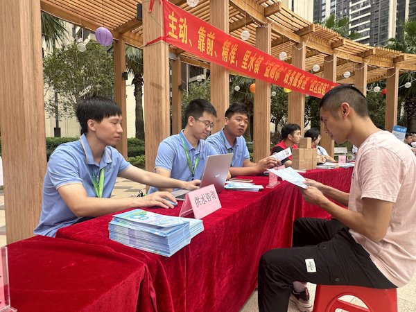 【图7】时间：10月12日，地点：南海区里水镇宏宇天御江畔小区物业广场，拍摄人：佛山传媒，内容：现场咨询供水供电业务.jpg