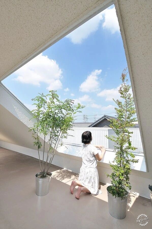 5扇窗，偷来整座山！这座挤在邻居缝里的房子，住出了森林感第5张图片