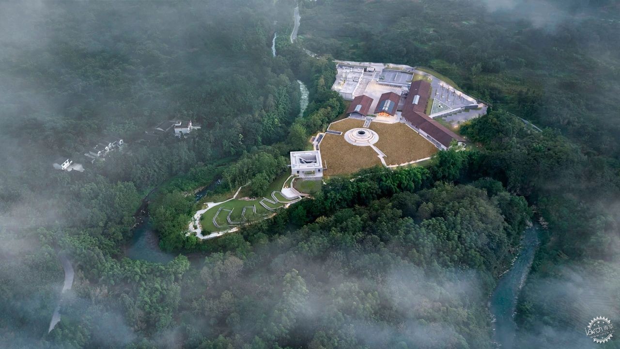 峨眉山遇上威士忌，一场山水与现代设计的对话 | 如恩设计第1张图片
