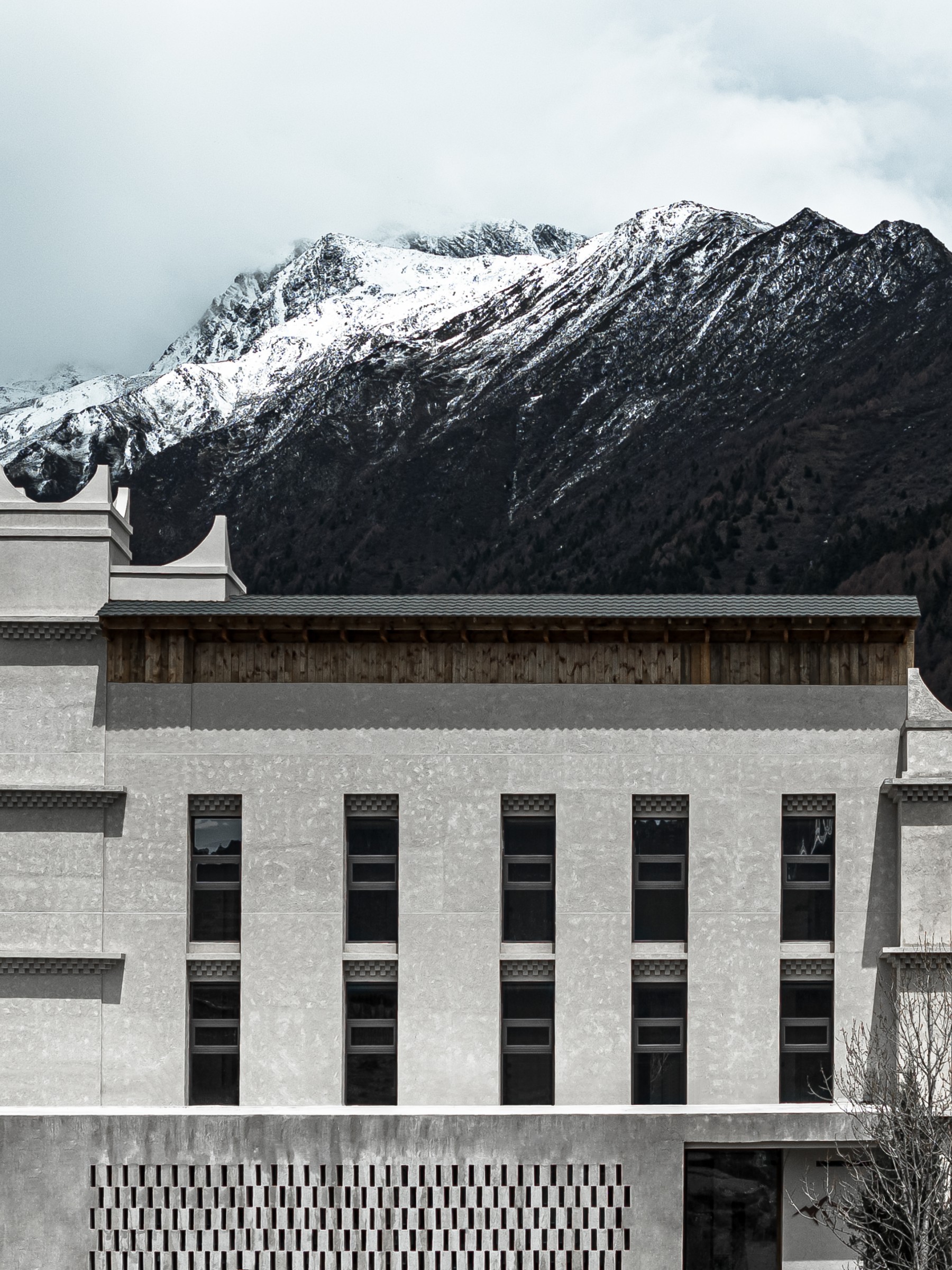 BIM建筑|雪山下的栖身所：星山月影悬崖民宿 / 万谦集设计