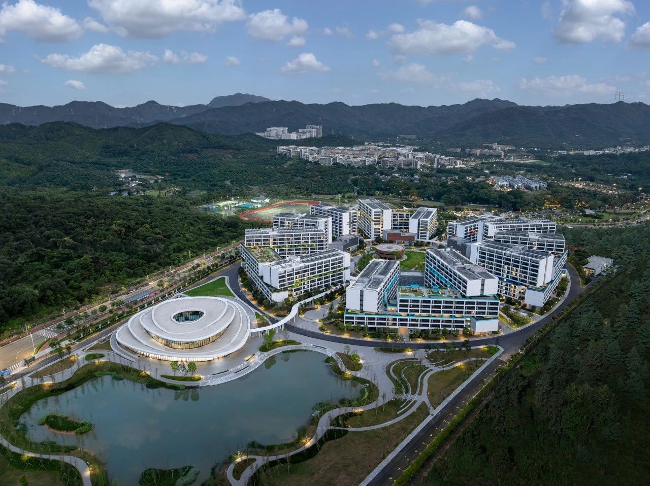北师香港浸会大学二期校园，钟灵毓秀，碧水绕亭第10张图片