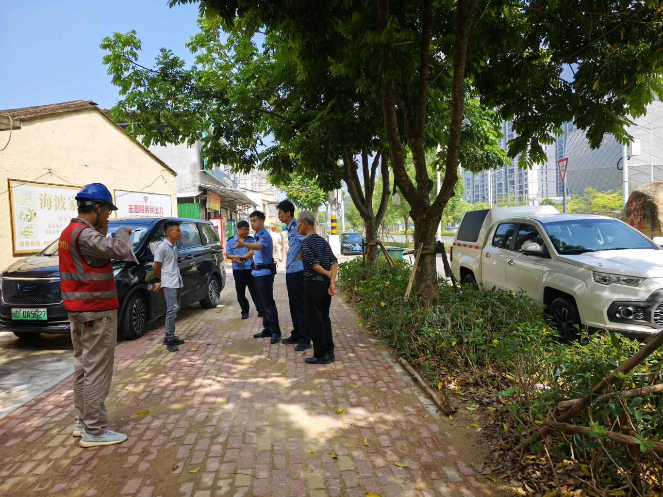 龙海区丨脚踏实地护园林,以绿援建拓新城 龙海区丨脚踏实地护园林,以绿援建拓新城