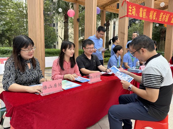 【图3】时间：10月12日，地点：南海区里水镇宏宇天御江畔小区物业广场，拍摄人：佛山传媒，内容：宣传反诈.jpg