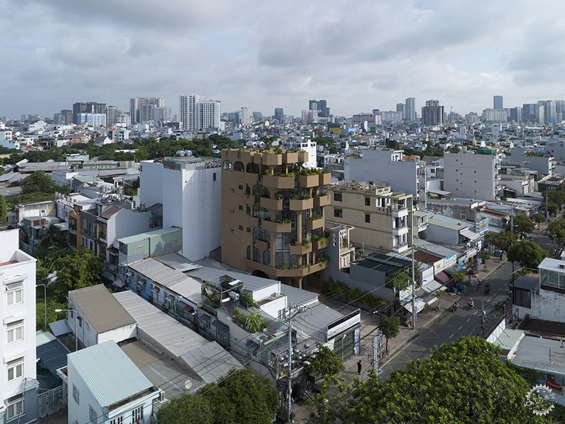 胡志明市“神奇丛林屋”！300㎡挤下公寓商铺，阳台还能变花园第2张图片