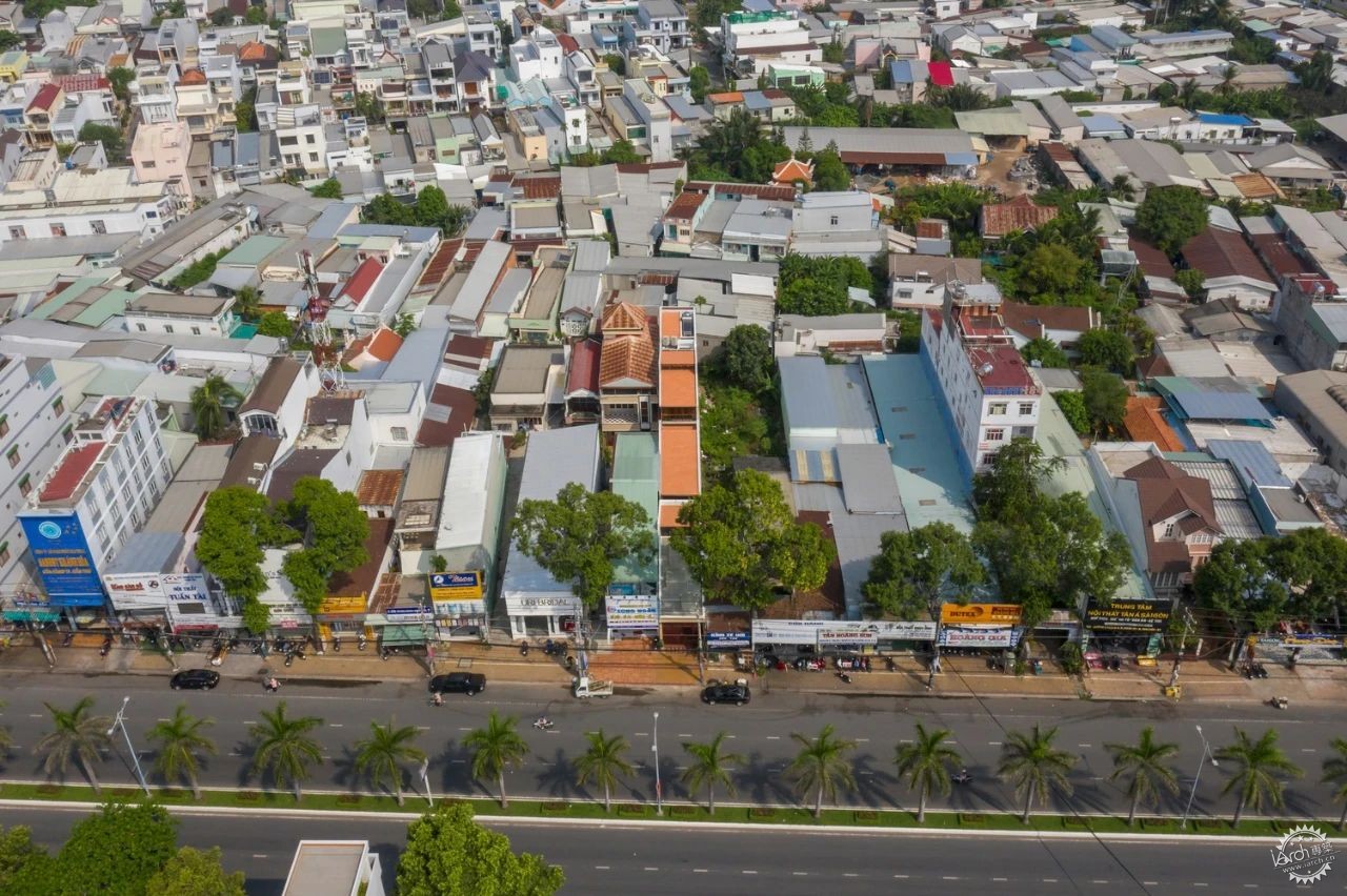 4.8米宽竟塞下四个庭院！越南神宅如何把光拽进48米深？第23张图片