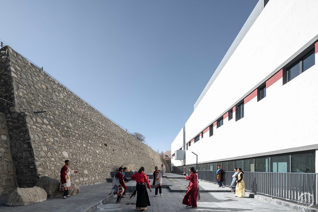 洛扎县中学多功能艺术中心 | 光之峡谷第47张图片