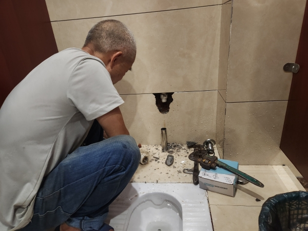 4维修蹲坑脚踏阀.jpg 4维修蹲坑脚踏阀.jpg