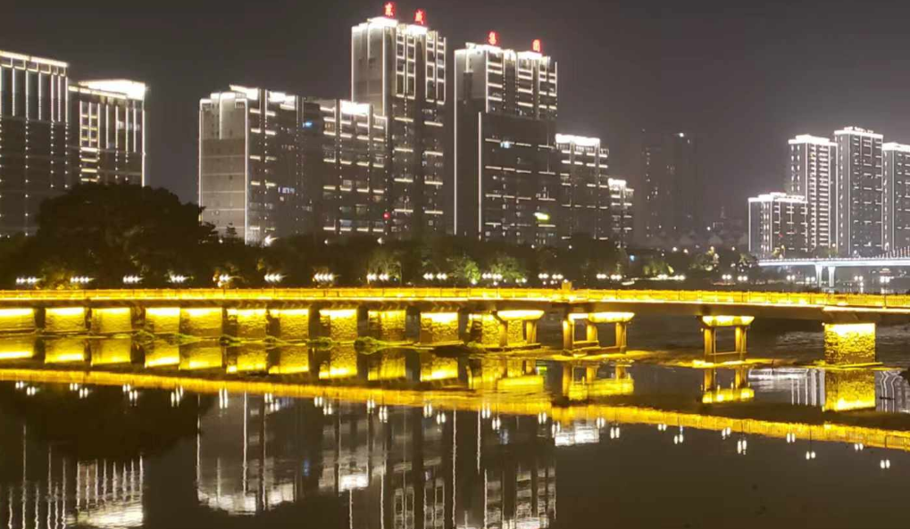 市政设施维护不停歇,保障群众“脚下安全” 市政设施维护不停歇,保障群众“脚下安全”