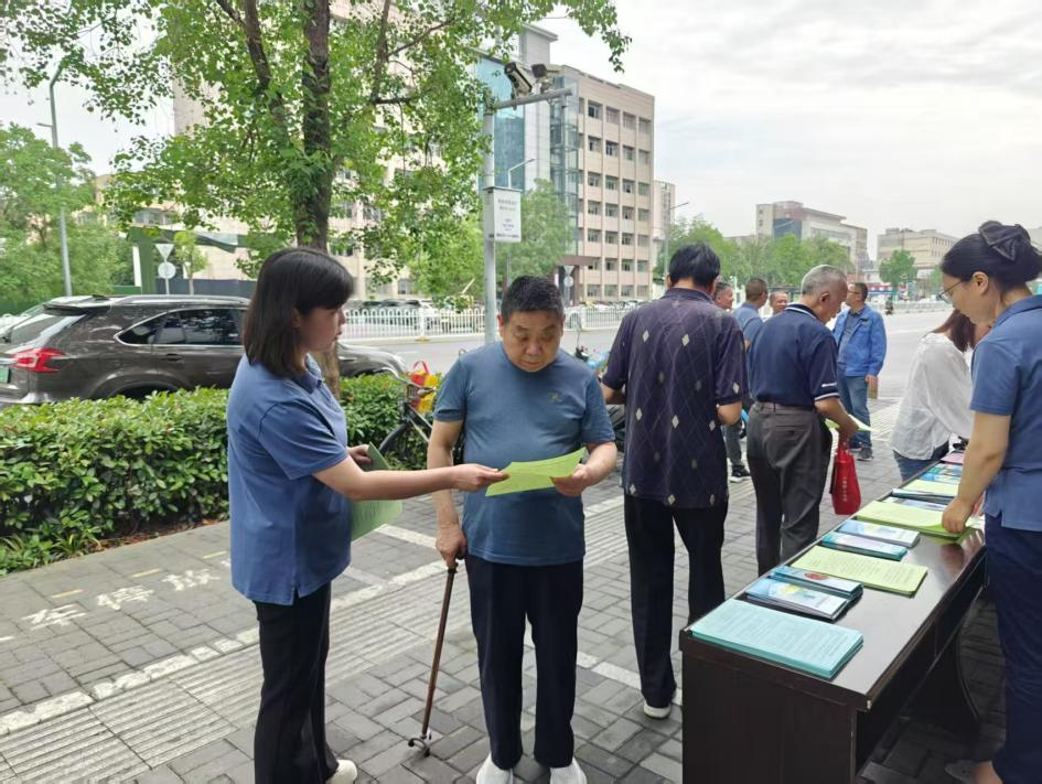 5月14日,市建筑事业发展中心联合中环水务有限公司在春园路水电气共享营业厅开展城市节水宣传周集中宣传活动.png