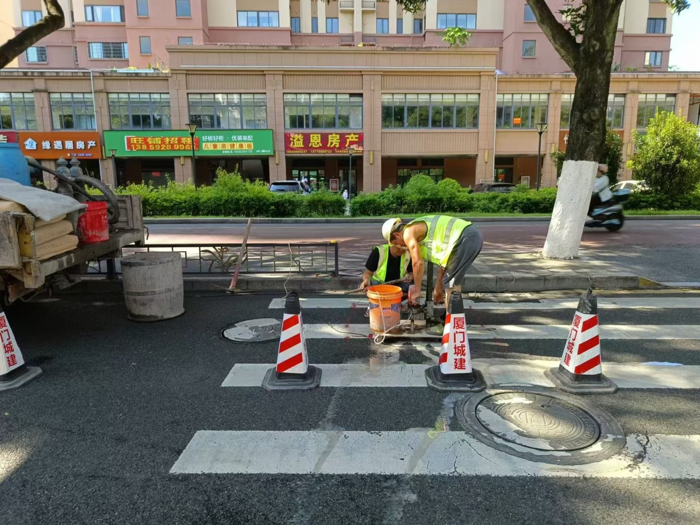 市政设施维护不停歇,保障群众“脚下安全” 市政设施维护不停歇,保障群众“脚下安全”