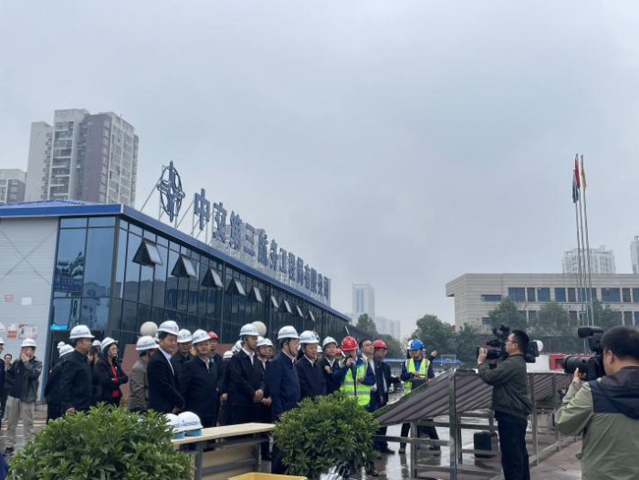廖文彬市长、何永宏常委陪同乐山市市委副书记、市长陈光浩一行到三江峯荟项目调研绿色标杆工地扬尘管控情况.png