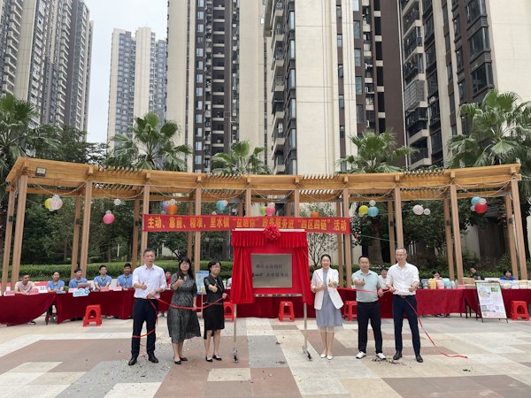 【图2】时间：10月12日，地点：南海区里水镇宏宇天御江畔小区物业广场，拍摄人：佛山传媒，内容：揭牌仪式.jpg