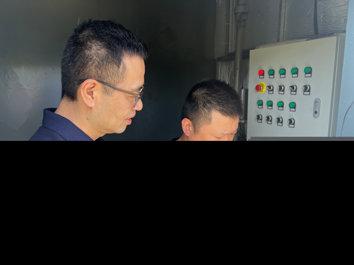 工作人员调试高低温报警装置.JPG