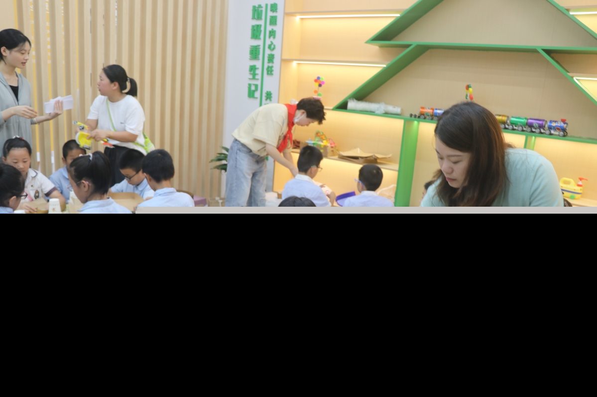2、手工制作区活动.JPG 2、手工制作区活动.JPG