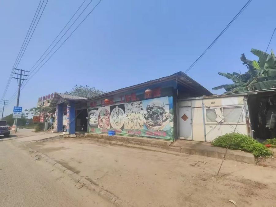 拆除前的违法建筑.jpg