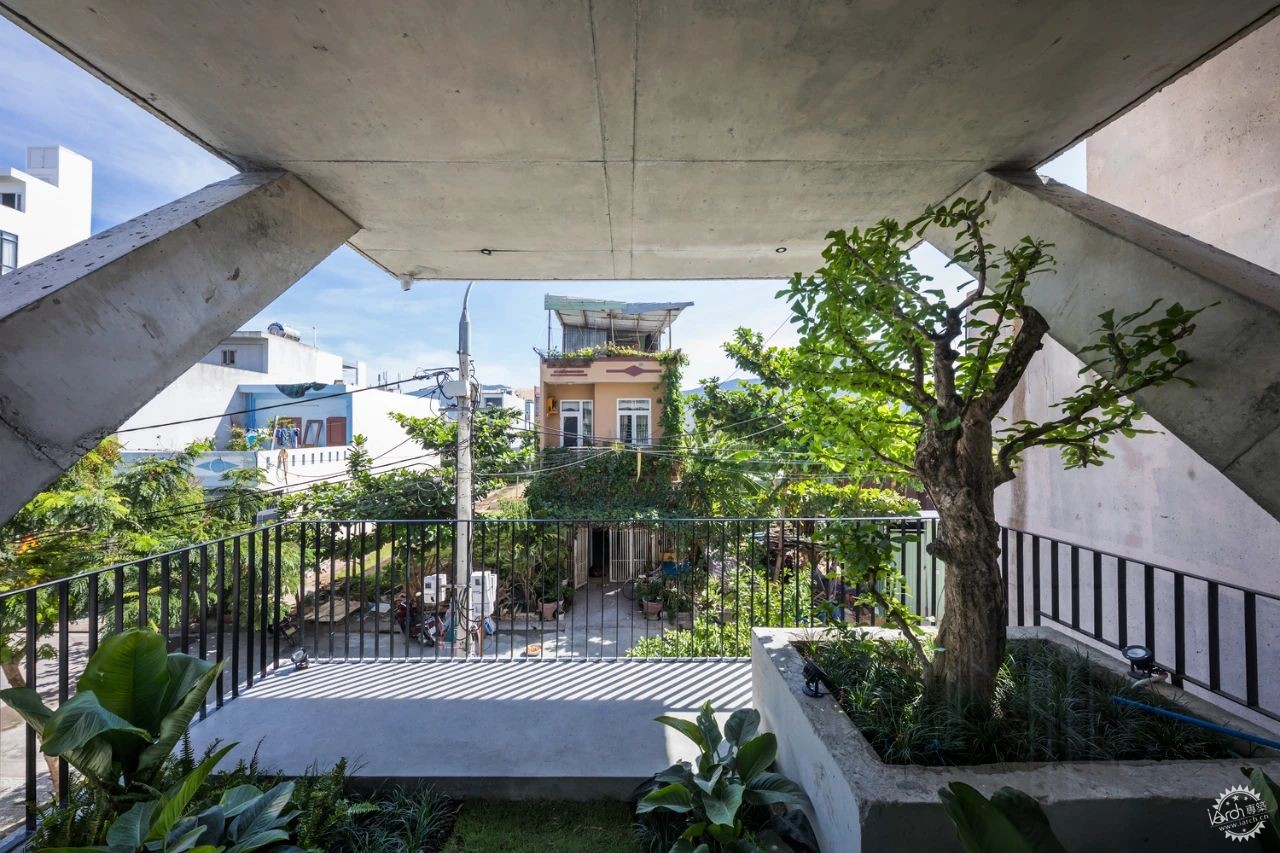 乐高灵感碰撞混凝土，狭小地块上建大房子第9张图片