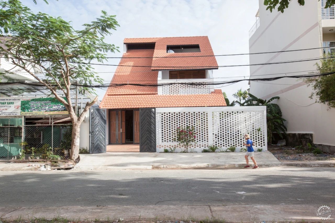 明明是新房子，咋来的老味道？｜瓦屋住宅Tile Roof House第1张图片