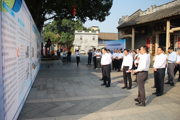 时间：11月1日；地点：丹灶镇仙岗社区；拍摄人：工作人员；内容：副市长乔羽带队参观仙岗社区.jpg
