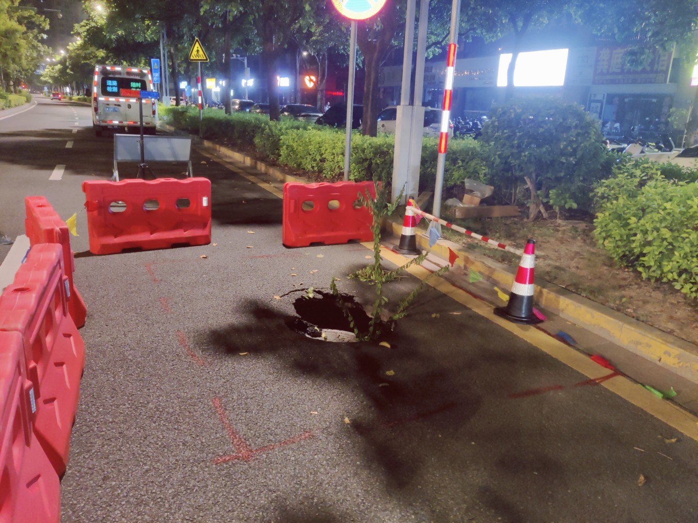 市政设施维护不停歇,保障群众“脚下安全” 市政设施维护不停歇,保障群众“脚下安全”