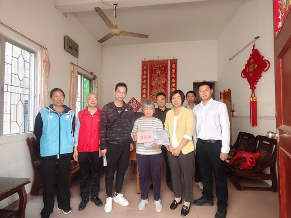 第三组实地走访困境儿童及其监护人.jpg