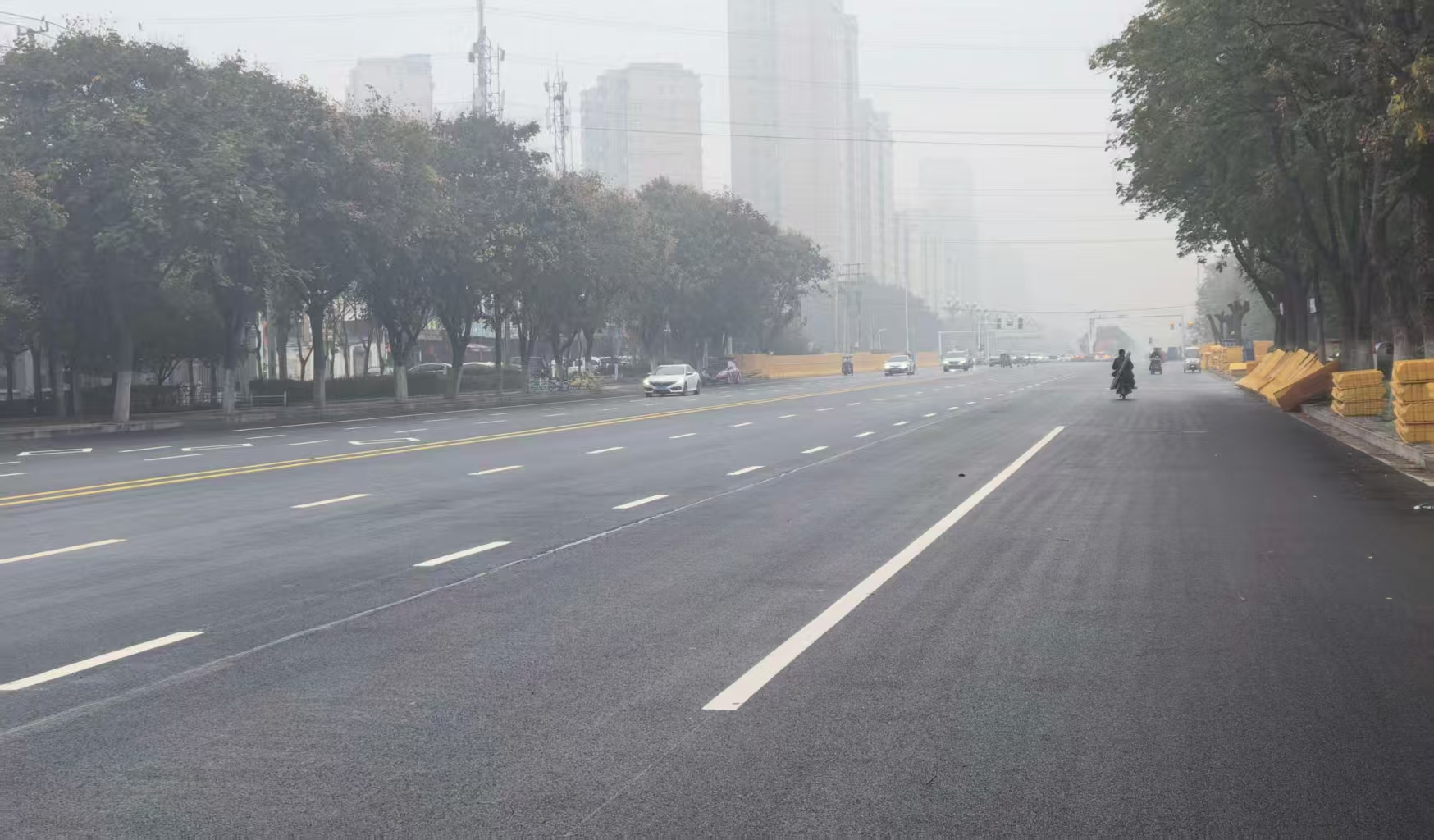 漯河改造路段标线与恢复通行的车行道
