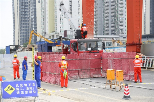 盾构下穿建筑应急演练现场人员和车辆